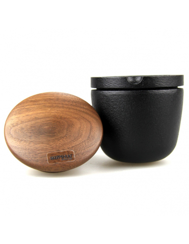 Holzdeckel liegt vor dem geöffneten Mörser mit sichtbarem Innenraum.