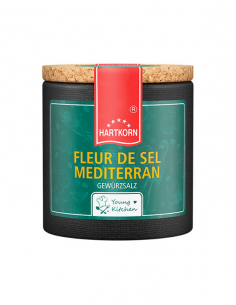Pappdose mit Korkdeckel und türkisgrünem Etikett, beschriftet mit „Fleur de Sel Mediterran“.