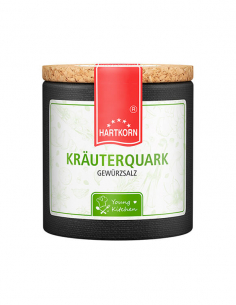 Pappdose mit Korkdeckel und weiß-grünem Etikett, beschriftet mit „Kräuterquark – Gewürzzubereitung“.