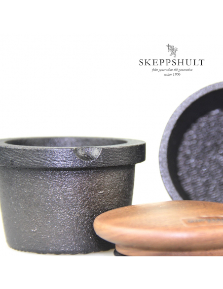 Der Mörser steht offen, der Holzdeckel liegt seitlich davor.