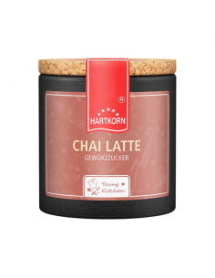 Pappdose mit Korkdeckel und zartroséfarbenem Etikett, beschriftet mit „Chai Latte“.