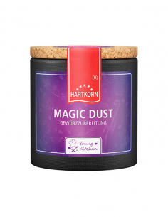 Pappdose mit Korkdeckel und violettem Etikett, beschriftet mit „Magic Dust – Gewürzzubereitung“.