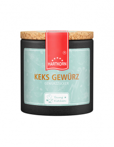 Runde Pappdose mit Korkdeckel und hellblauem Etikett mit rotem Aufdruck „Keks Gewürz“.