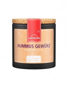 Pappdose mit Korkdeckel und beigefarbenem Etikett, beschriftet mit „Hummus Gewürz – Gewürzzubereitung“.