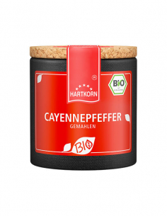 Dunkle Pappdose mit rotem Etikett, aufschrift ‚cayennepfeffer gemahlen"