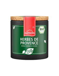 Dunkle Pappdose mit grünem Etikett, Aufschrift ‚HERBES DE PROVENCE KRÄUTERMISCHUNG‘ und Bio-Siegel