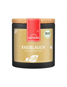 Dunkle Pappdose mit beigem Etikett, Aufschrift ‚KNOBLAUCH FEIN GESCHNITTEN‘ und Bio-Siegel