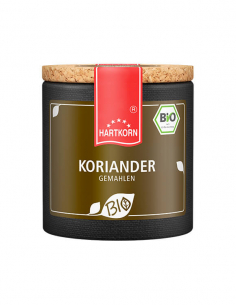 Dunkle Pappdose mit braunem Etikett, Aufschrift ‚KORIANDER GEMAHLEN‘ und Bio-Siegel