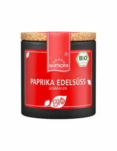 Dunkle Pappdose mit rotem Etikett, Aufschrift ‚PAPRIKA EDELSÜSS GEMAHLEN‘ und Bio-Siegel