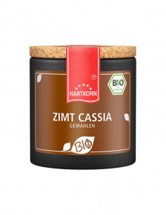 Dunkle Pappdose mit braunem Etikett, Aufschrift ‚ZIMT CASSIA GEMAHLEN‘ und Bio-Siegel