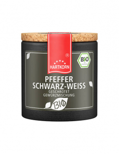 Dunkle Pappdose mit grauem Etikett, Aufschrift ‚PFEFFER SCHWARZ-WEISS GESCHROTET‘ und Bio-Siegel