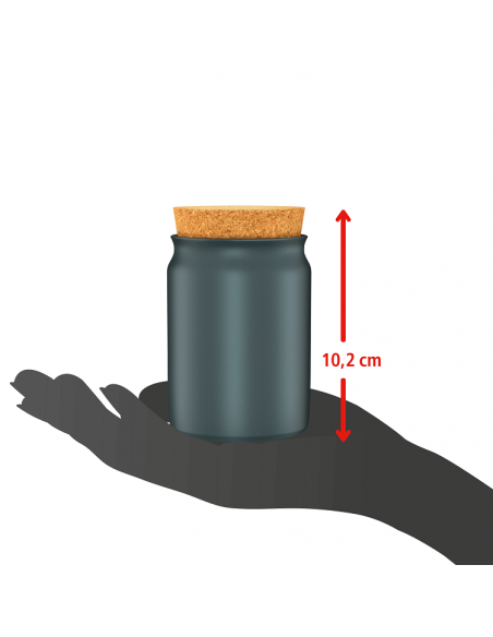 Gewürzdose mit Korkdeckel, stehend auf einer ausgestreckten Hand; daneben ein roter Pfeil mit Maßangabe „10,2 cm“. Gewürzdose mit Korkdeckel, stehend auf einer ausgestreckten Hand; daneben ein roter Pfeil mit Maßangabe „10,2 cm“.