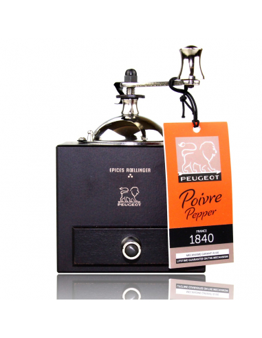 Pfeffermühle mit angehängtem orangefarbenem Etikett.