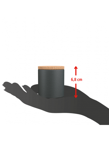 runde Pappdose mit Korkdeckel, aufrecht auf einer ausgestreckten Hand, Höhe ist mit 6,8 cm angegeben.