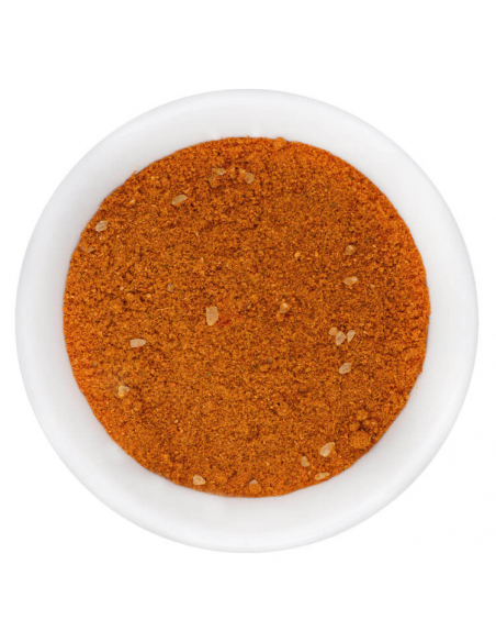 Fein gemahlenes rotes Thai-Currypulver mit Gewürzstückchen in weißer Schale, von oben fotografiert Fein gemahlenes rotes Thai-Currypulver mit Gewürzstückchen in weißer Schale, von oben fotografiert