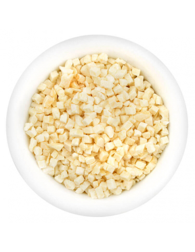 Gefriergetrocknete weiße Knoblauchwürfel in weißer Schale, von oben fotografiert