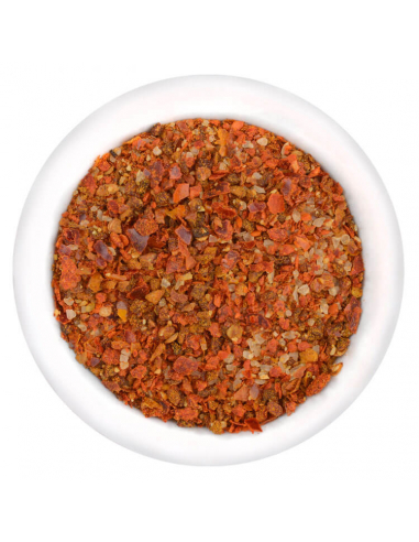 Weiße Schale, gefüllt mit grober, rötlich-brauner Gewürzmischung mit sichtbaren Kräuter- und Gemüsestückchen.