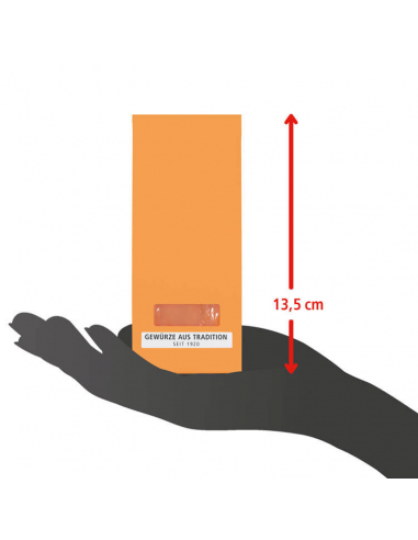 Eine orangefarbene Verpackung steht auf einer ausgestreckten Handfläche. Daneben ein roter Pfeil mit der Höhenangabe „13,5 cm“.