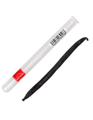 Echte Vanilleschote neben transparenter Glasröhre mit rotem Hartkorn-Etikett und Barcode, freigestellt