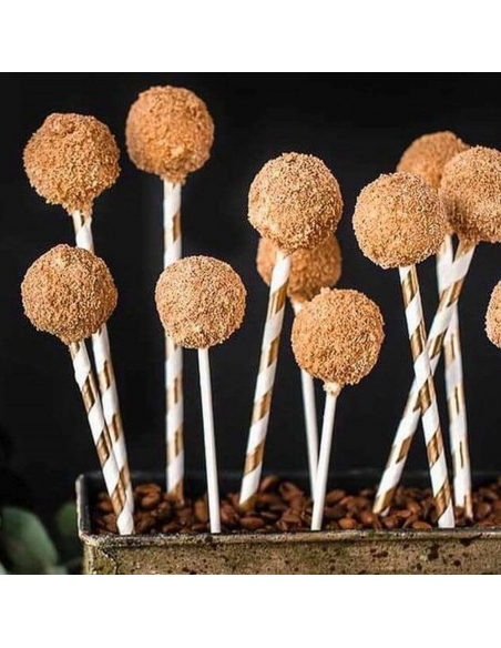 Mehrere braune Lebkuchen Cake-Pops auf gestreiften Papierstielen in einem rechteckigen Behälter. Mehrere braune Lebkuchen Cake-Pops auf gestreiften Papierstielen in einem rechteckigen Behälter.