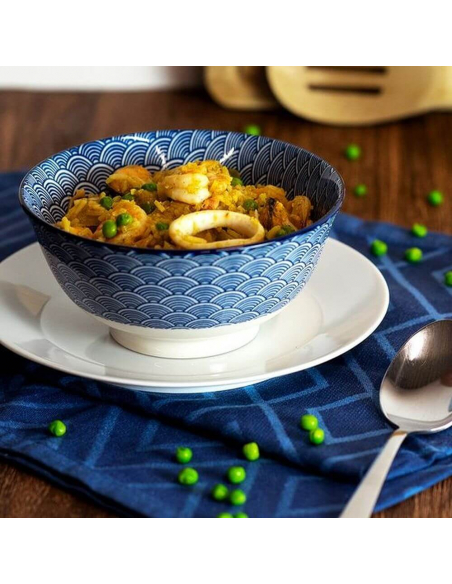 Blaue Schale mit gelbem Reisgericht, grünen Erbsen und Meeresfrüchten. Blaue Schale mit gelbem Reisgericht, grünen Erbsen und Meeresfrüchten.