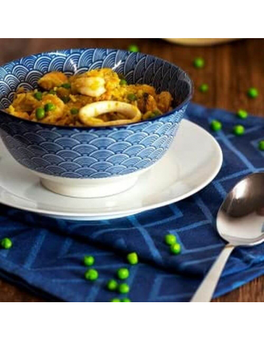 Eisgericht mit Meeresfrüchten und Erbsen in blauer schale