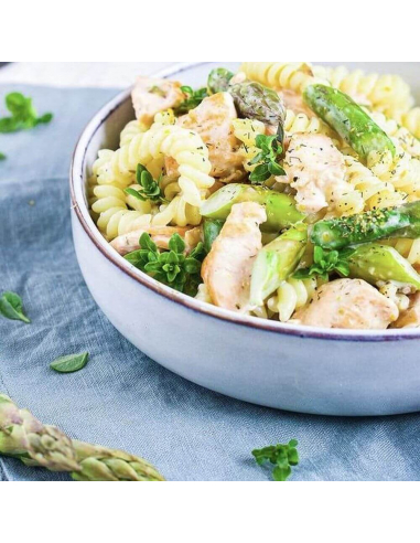 Teller mit Spiralnudeln, grünem Spargel und Lachsstücken