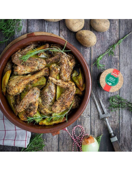 Ofengericht mit Hähnchenkeulen, Kartoffelspalten und frischem Rosmarin in braunem Tontopf Ofengericht mit Hähnchenkeulen, Kartoffelspalten und frischem Rosmarin in braunem Tontopf