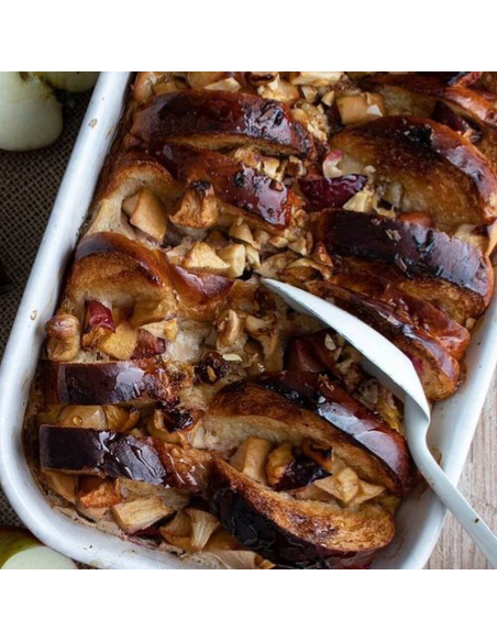 „Auflaufform mit gebackenem Zopf mit Apfelstücken und Walnüssen „Auflaufform mit gebackenem Zopf mit Apfelstücken und Walnüssen