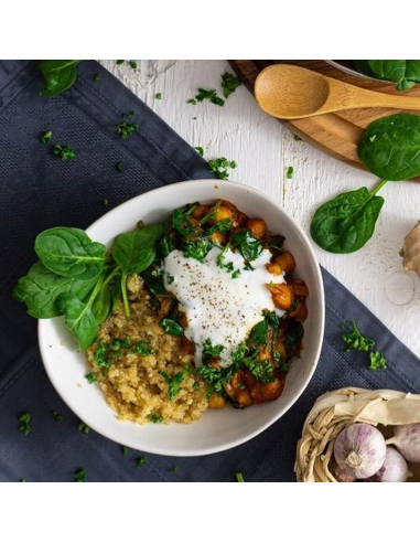 Schale mit Quinoa, Joghurt, Kichererbsen-Gemüse und Spinatblättern
