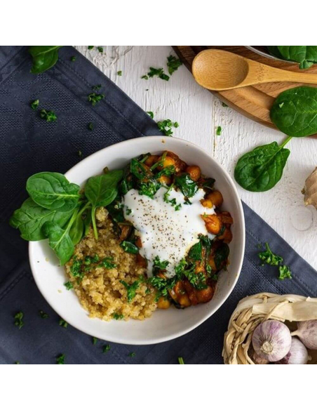 Schale mit Quinoa, Joghurt, Kichererbsen-Gemüse und Spinatblättern Schale mit Quinoa, Joghurt, Kichererbsen-Gemüse und Spinatblättern