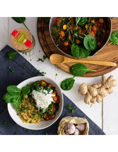 Teller mit Quinoa, Joghurt, Kichererbsen-Curry und frischem Spinat