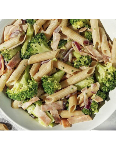 Teller mit Penne, Brokkoli und Schinkenstreifen in heller Soße