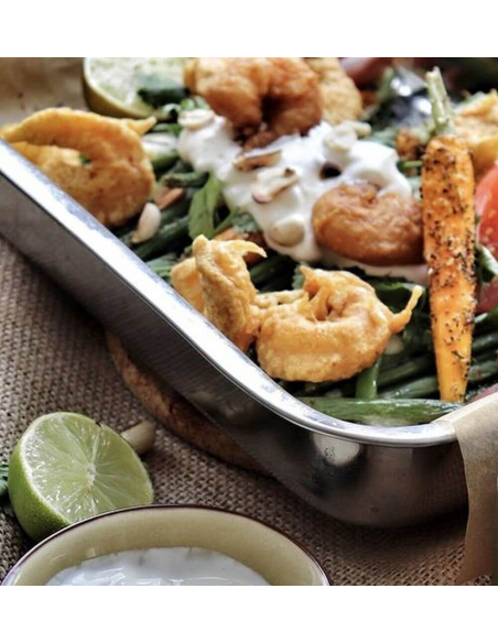 Auflauf mit Garnelen, grünen Bohnen und Joghurtsoße in Metallform