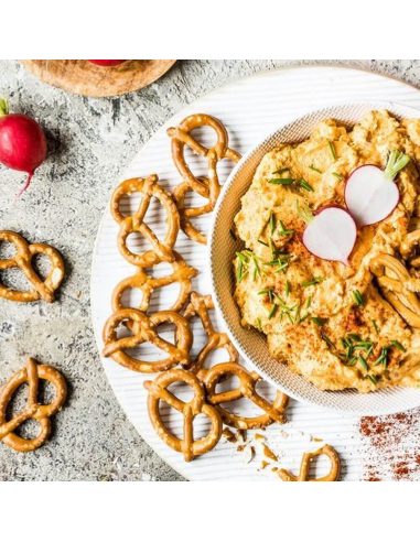 Teller mit Obazda, Radieschenscheiben und Laugenbrezeln