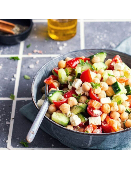 Schale mit Kichererbsen-Gemüse-Salat, Tomaten, Gurken und Feta Schale mit Kichererbsen-Gemüse-Salat, Tomaten, Gurken und Feta