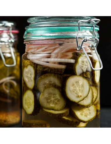 Einmachglas mit Gewürzgurken und roten Zwiebelringen