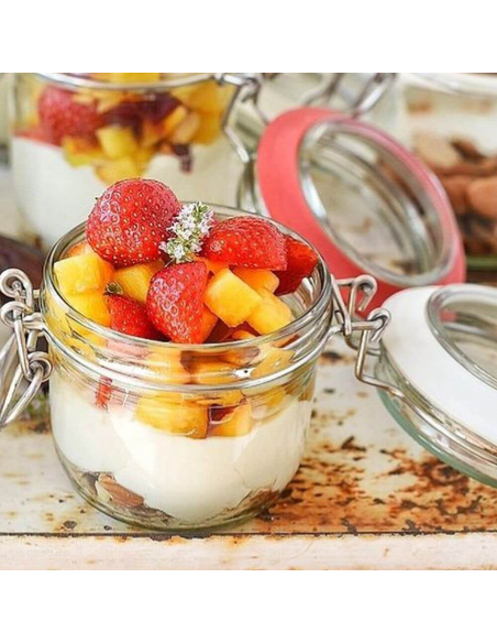 Dessertglas mit Joghurt, Erdbeeren und Pfirsichwürfeln Dessertglas mit Joghurt, Erdbeeren und Pfirsichwürfeln