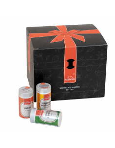 Geöffnete schwarze Geschenkbox mit vielen silbernen Gewürzdosen und drei Dosen davor
