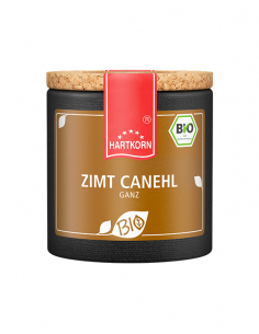 Dunkle Pappdose mit braunem Etikett, Aufschrift ‚ZIMT CANEHL GANZ‘ und Bio-Siegel