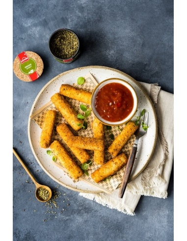 Teller mit panierten Mozzarella-Sticks, Tomatensoße und Oregano