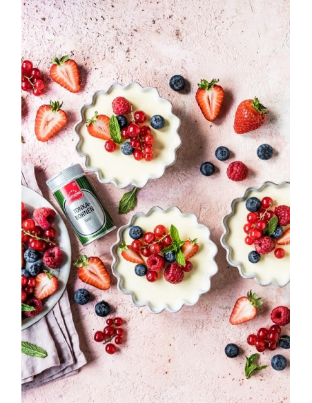 Ansicht mit kleinen Dessertschälchen, Beeren und Sahnecreme. Im Bild ist  eine geöffnete Tonkabohnendose zu sehen. Ansicht mit kleinen Dessertschälchen, Beeren und Sahnecreme. Im Bild ist  eine geöffnete Tonkabohnendose zu sehen.