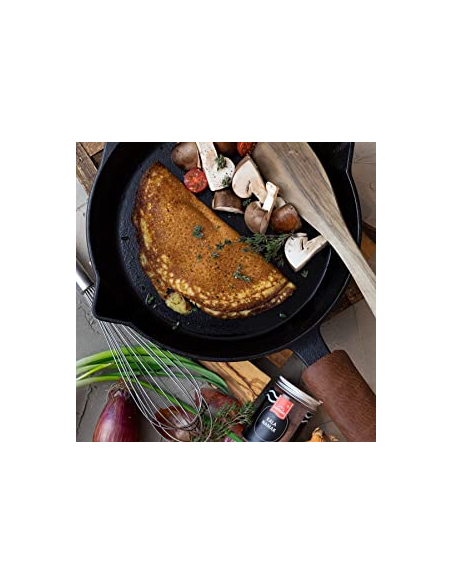 Omelett mit Pilzen in Gusseisenpfanne, daneben Hartkorn Kala Namak Salz Omelett mit Pilzen in Gusseisenpfanne, daneben Hartkorn Kala Namak Salz