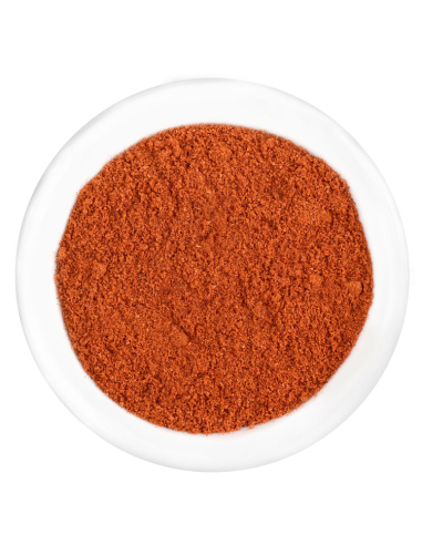Eine weiße Schale gefüllt mit fein gemahlenem, rötlichem Paprikapulver.