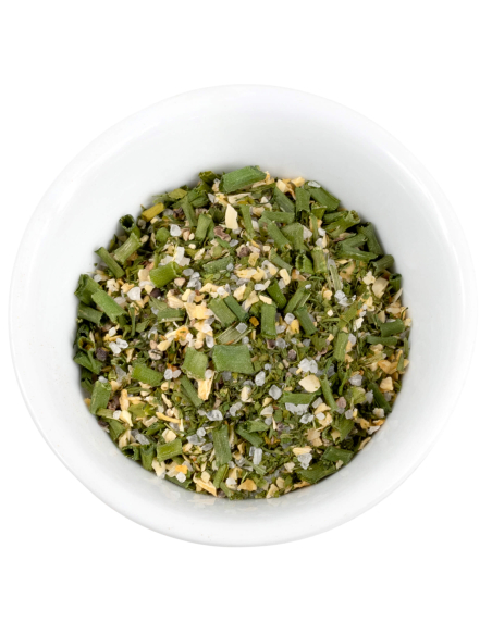 Eine weiße Schale gefüllt mit einer groben, grünen Kräutermischung.