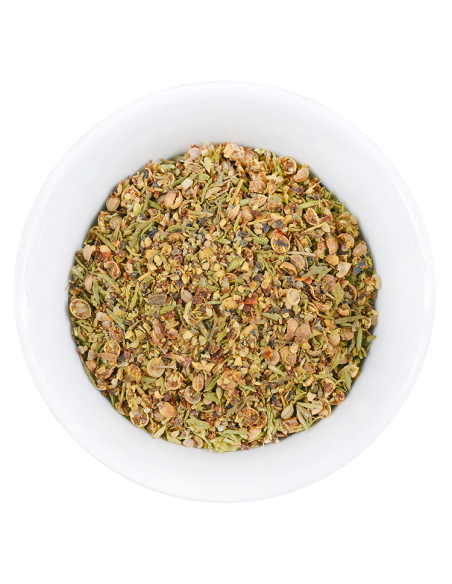 Eine weiße Schale gefüllt mit einer groben, bunten Gewürz- und Kräutermischung. Eine weiße Schale gefüllt mit einer groben, bunten Gewürz- und Kräutermischung.