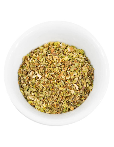 Eine weiße Schale gefüllt mit einer groben, bunten Gewürz- und Kräutermischung.