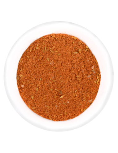 Eine weiße Schale gefüllt mit fein gemahlenem, rötlich-orangefarbenem Gewürzpulver.