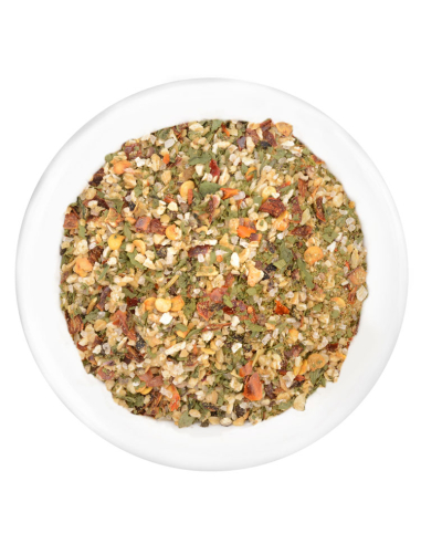 Grobe, bunte Gewürzmischung mit Kräutern und Flocken in weißer Schale.