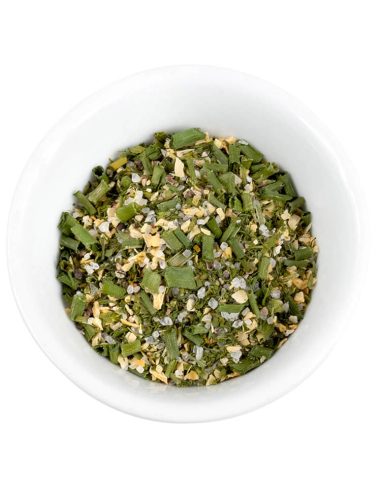 Grobe, grün-gelbe Kräutermischung mit kleinen weißen Körnern in weißer Schale.